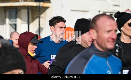 Brighton UK 26. . Februar 2023 Tausende Läufer nehmen an einem strahlenden Morgen an der Südküste am Brighton Halbmarathon 33. Teil . Über zehntausend Läufer sollen dabei helfen, Geld für verschiedene Wohltätigkeitsorganisationen zu sammeln: Credit Simon Dack / Alamy Live News Stockfoto