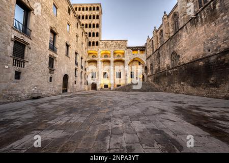 Die Plaza del Rey im gotischen Viertel von Barcelona bei Sonnenaufgang Stockfoto