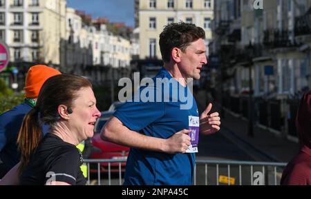 Brighton UK 26. . Februar 2023 Tausende Läufer nehmen an einem strahlenden Morgen an der Südküste am Brighton Halbmarathon 33. Teil . Über zehntausend Läufer sollen dabei helfen, Geld für verschiedene Wohltätigkeitsorganisationen zu sammeln: Credit Simon Dack / Alamy Live News Stockfoto