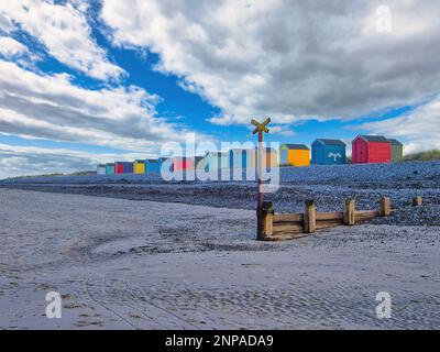 Die wunderschönen, lebhaften Strandhütten am Findhorn in Schottland unter herrlichem blauen Himmel. Stockfoto