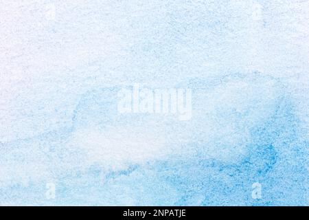 Makronahaufnahme eines handbemalten hellblauen wasserfarbenen Hintergrunds mit wasserfarbenen Flecken. Texturierter Papierhintergrund für Vollformat. Speicherplatz kopieren. Stockfoto