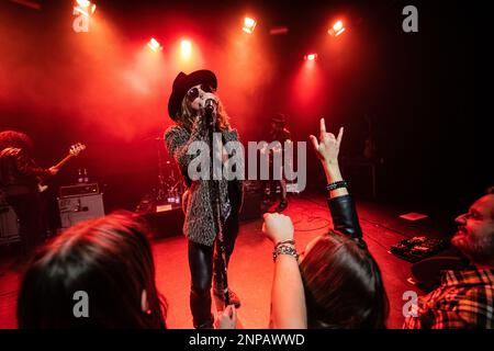 Kopenhagen, Dänemark. 25. Februar 2023. Die amerikanische Rockband Dirty Honey führt ein Live-Konzert im Hotel Cecil in Kopenhagen auf. Hier wird der Sänger Marc LaBelle live auf der Bühne gesehen. (Foto: Gonzales Photo/Alamy Live News Stockfoto