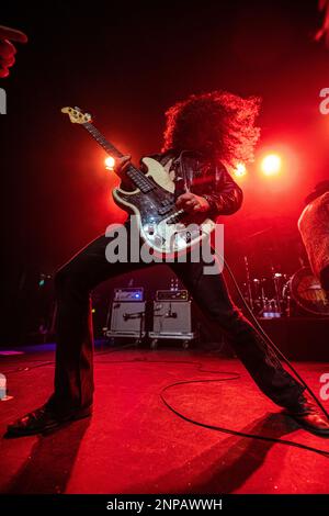 Kopenhagen, Dänemark. 25. Februar 2023. Die amerikanische Rockband Dirty Honey führt ein Live-Konzert im Hotel Cecil in Kopenhagen auf. Hier wird der Bassspieler Justin Smolian live auf der Bühne gesehen. (Foto: Gonzales Photo/Alamy Live News Stockfoto