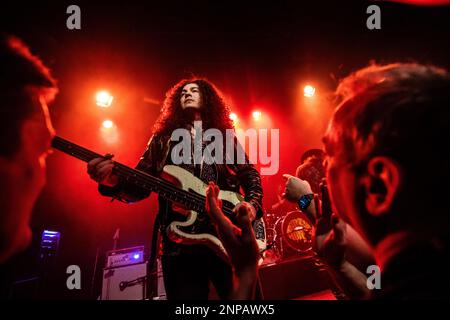 Kopenhagen, Dänemark. 25. Februar 2023. Die amerikanische Rockband Dirty Honey führt ein Live-Konzert im Hotel Cecil in Kopenhagen auf. Hier wird der Bassspieler Justin Smolian live auf der Bühne gesehen. (Foto: Gonzales Photo/Alamy Live News Stockfoto