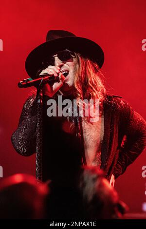 Kopenhagen, Dänemark. 25. Februar 2023. Die amerikanische Rockband Dirty Honey führt ein Live-Konzert im Hotel Cecil in Kopenhagen auf. Hier wird der Sänger Marc LaBelle live auf der Bühne gesehen. (Foto: Gonzales Photo/Alamy Live News Stockfoto