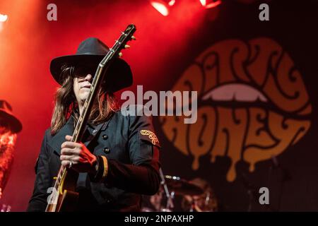 Kopenhagen, Dänemark. 25. Februar 2023. Die amerikanische Rockband Dirty Honey führt ein Live-Konzert im Hotel Cecil in Kopenhagen auf. Hier wird der Gitarrist John Notto live auf der Bühne gesehen. (Foto: Gonzales Photo/Alamy Live News Stockfoto