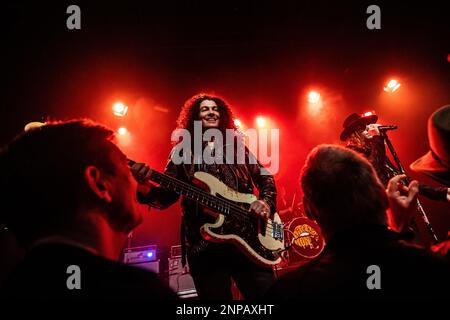 Kopenhagen, Dänemark. 25. Februar 2023. Die amerikanische Rockband Dirty Honey führt ein Live-Konzert im Hotel Cecil in Kopenhagen auf. Hier wird der Bassspieler Justin Smolian live auf der Bühne gesehen. (Foto: Gonzales Photo/Alamy Live News Stockfoto