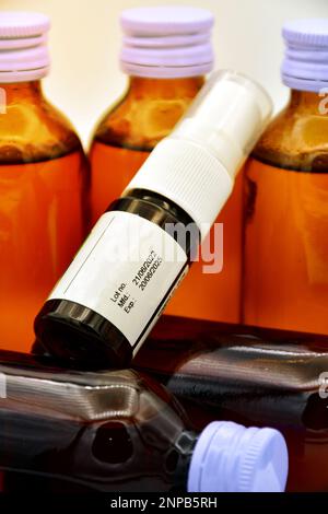 Fertigungs- und Ablaufdatum auf einige pharmazeutische Verpackungen. Stockfoto