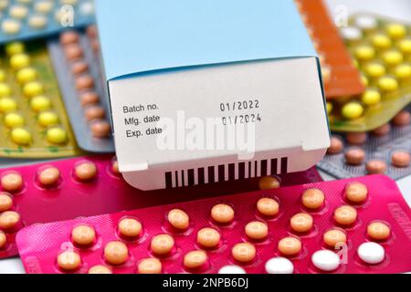 Fertigungs- und Ablaufdatum auf einige pharmazeutische Verpackungen. Stockfoto