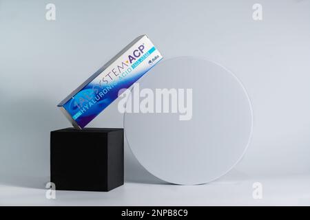 Russland, Krasnodar - 22. November 2022: Eine Schachtel Kosmetikpräparat IAL-System ACP steht auf einem schwarzen Würfel Stockfoto