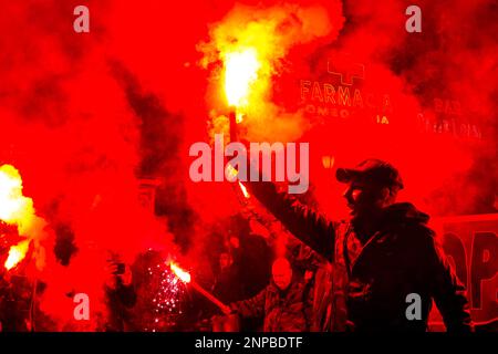 Rom, Italien, Italien. 25. Februar 2023. Etwa 10.000 Menschen gingen auf die Straßen von Genua für die nationale Demonstration gegen den Krieg und gegen Schiffe mit Waffen, die von Calp-Hafenarbeitern einberufen wurden. Eine lange Prozession, die von einem Banner der Hafenarbeiter geöffnet wurde, die vom Hafen aus begann und dann durch die Straßen der Stadt ging. 2020 blockierten Calp-Hafenarbeiter ein Schiff mit Waffen, die für den Krieg in Syrien bestimmt waren.2021 stand Calp in Kontakt mit USB-Gewerkschaftsarbeitern in Livorno, um eine Waffenlieferung nach Israel zu blockieren, die gegen das Volk von Gaza, Und 2022 USB-Arbeiter im Pisa-Flugplatz Stockfoto