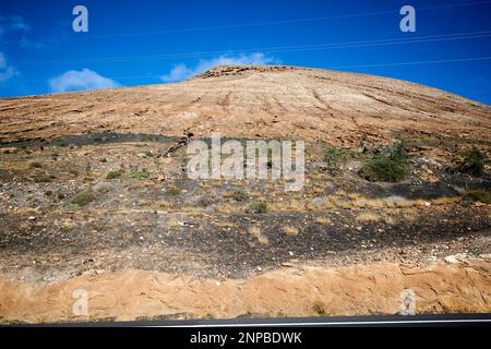 Weißer Bergvulkan Montana blanca mit Las Grietas auf den Hängen Lanzarote, Kanarische Inseln, Spanien Stockfoto