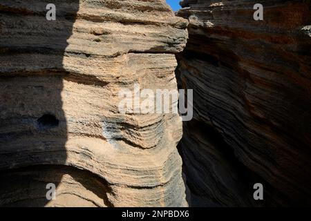 Ladera Del volcan Las Grietas Lanzarote, Kanarische Inseln, Spanische vulkanische Felsformationen durch Erosion Stockfoto