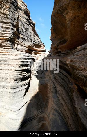 Ladera Del volcan Las Grietas Lanzarote, Kanarische Inseln, Spanische vulkanische Felsformationen durch Erosion Stockfoto