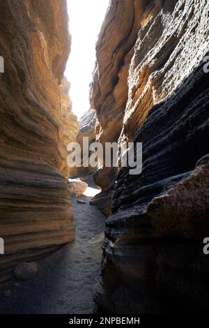 Ladera Del volcan Las Grietas Lanzarote, Kanarische Inseln, Spanische vulkanische Felsformationen durch Erosion Stockfoto