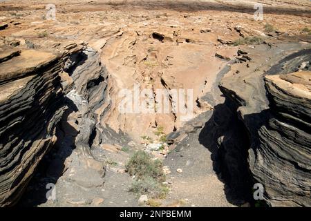 Ladera Del volcan Las Grietas Lanzarote, Kanarische Inseln, Spanische vulkanische Felsformationen durch Erosion Stockfoto