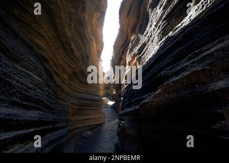 Ladera Del volcan Las Grietas Lanzarote, Kanarische Inseln, Spanische vulkanische Felsformationen durch Erosion Stockfoto