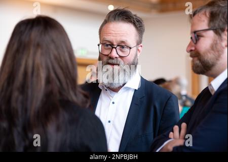 Kiel, Deutschland, 25. Februar 2023, Porträt Wirtschaftsminister Klaus Ruhe Madsen bei seiner Einbürgerung im Kieler Rathaus im Gespräch Stockfoto