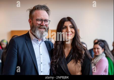 Kiel, Deutschland, 25. Februar 2023, Porträt Wirtschaftsminister Klaus Ruhe Madsen mit Landtagsabgeordneter Seyran Papo bei seiner Einbürgerungszeremonie Stockfoto