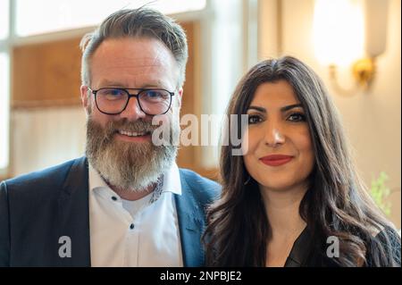 Kiel, Deutschland, 25. Februar 2023, Porträt Wirtschaftsminister Klaus Ruhe Madsen mit Landtagsabgeordneter Seyran Papo bei seiner Einbürgerungszeremonie Stockfoto