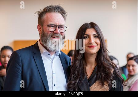 Kiel, Deutschland, 25. Februar 2023, Porträt Wirtschaftsminister Klaus Ruhe Madsen mit Landtagsabgeordneter Seyran Papo bei seiner Einbürgerungszeremonie Stockfoto