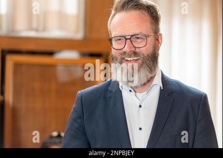 Kiel, Deutschland, 25. Februar 2023, Porträt Wirtschaftsminister Klaus Ruhe Madsen bei seiner Einbürgerungszeremonie im Kieler Rathaus Stockfoto