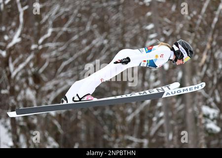 Planica, Slowenien. 26. Februar 2023. Nordic Ski: Weltmeisterschaft, kombiniert, Team, Normal Hill, Sprung, Annalena Slamik aus Osterreich in Aktion. Kredit: Daniel Karmann/dpa/Alamy Live News Stockfoto