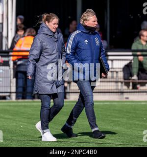 ENSCHEDE, NIEDERLANDE - FEBRUAR 26: Cheftrainer Suzanne Bakker von Ajax und Assistent-Trainer Sander Luiten von Ajax während des Finale 1/8 ZWISCHEN dem FC Twente und Ajax im Sportcampus Diekman am 26. Februar 2023 in Enschede, Niederlande (Foto von Marcel ter Bals/Orange Pictures) Stockfoto