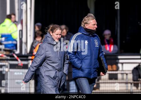 ENSCHEDE, NIEDERLANDE - FEBRUAR 26: Cheftrainer Suzanne Bakker von Ajax und Assistent-Trainer Sander Luiten von Ajax während des Finale 1/8 ZWISCHEN dem FC Twente und Ajax im Sportcampus Diekman am 26. Februar 2023 in Enschede, Niederlande (Foto von Marcel ter Bals/Orange Pictures) Stockfoto