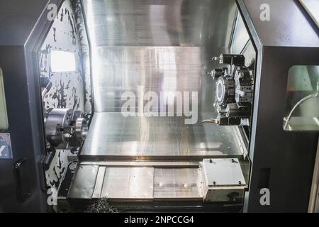 Das Innere einer CNC-Drehmaschine in der Fabrik Stockfoto