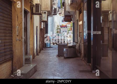 Altstadt, Ägypten, März 2020: Dreckige Seitengasse mit Mülltonnen und einem Auto Stockfoto