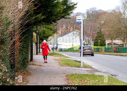 Dundee, Tayside, Schottland, Großbritannien. 26. Februar 2023. Wetter in Großbritannien: Tayside Schottland erlebt ein kühles Frühlingswetter mit Temperaturen von etwa 8 °C. Ein paar Einwohner von Dundee sind auf einem Sonntagmorgen Spaziergang durch Ardler Village unterwegs. Kredit: Dundee Photographics/Alamy Live News Stockfoto