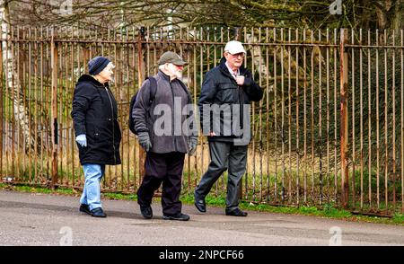 Dundee, Tayside, Schottland, Großbritannien. 26. Februar 2023. Wetter in Großbritannien: Tayside Schottland erlebt ein kühles Frühlingswetter mit Temperaturen von etwa 8 °C. Ein paar Einwohner von Dundee sind auf einem Sonntagmorgen Spaziergang durch Ardler Village unterwegs. Kredit: Dundee Photographics/Alamy Live News Stockfoto