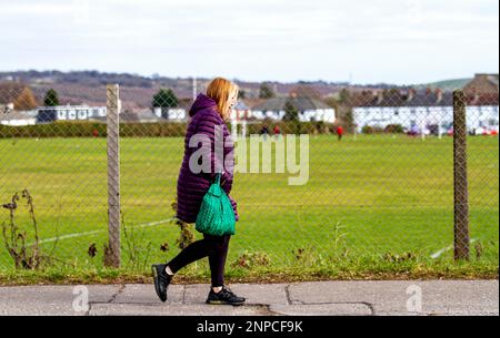 Dundee, Tayside, Schottland, Großbritannien. 26. Februar 2023. Wetter in Großbritannien: Tayside Schottland erlebt ein kühles Frühlingswetter mit Temperaturen von etwa 8 °C. Ein paar Einwohner von Dundee sind auf einem Sonntagmorgen Spaziergang durch Ardler Village unterwegs. Kredit: Dundee Photographics/Alamy Live News Stockfoto