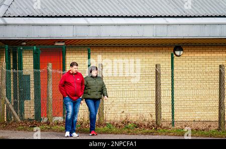 Dundee, Tayside, Schottland, Großbritannien. 26. Februar 2023. Wetter in Großbritannien: Tayside Schottland erlebt ein kühles Frühlingswetter mit Temperaturen von etwa 8 °C. Ein paar Einwohner von Dundee sind auf einem Sonntagmorgen Spaziergang durch Ardler Village unterwegs. Kredit: Dundee Photographics/Alamy Live News Stockfoto