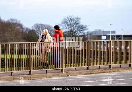 Dundee, Tayside, Schottland, Großbritannien. 26. Februar 2023. Wetter in Großbritannien: Tayside Schottland erlebt ein kühles Frühlingswetter mit Temperaturen von etwa 8 °C. Ein paar Einwohner von Dundee sind auf einem Sonntagmorgen Spaziergang durch Ardler Village unterwegs. Kredit: Dundee Photographics/Alamy Live News Stockfoto