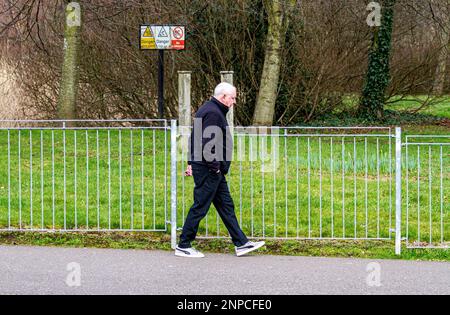 Dundee, Tayside, Schottland, Großbritannien. 26. Februar 2023. Wetter in Großbritannien: Tayside Schottland erlebt ein kühles Frühlingswetter mit Temperaturen von etwa 8 °C. Ein paar Einwohner von Dundee sind auf einem Sonntagmorgen Spaziergang durch Ardler Village unterwegs. Kredit: Dundee Photographics/Alamy Live News Stockfoto