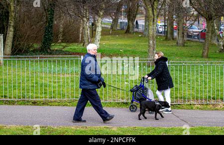 Dundee, Tayside, Schottland, Großbritannien. 26. Februar 2023. Wetter in Großbritannien: Tayside Schottland erlebt ein kühles Frühlingswetter mit Temperaturen von etwa 8 °C. Ein paar Einwohner von Dundee sind auf einem Sonntagmorgen Spaziergang durch Ardler Village unterwegs. Kredit: Dundee Photographics/Alamy Live News Stockfoto