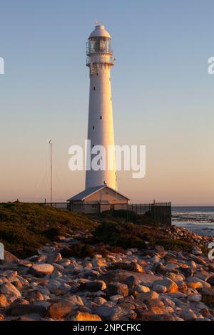 Der historische gusseiserne Slangkop Lighthouse aus dem Jahr 1914, Kommetjie, Kap-Halbinsel, Westkap, Südafrika bei Sonnenuntergang Stockfoto