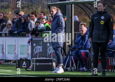 ENSCHEDE, NIEDERLANDE - FEBRUAR 26: Cheftrainer Suzanne Bakker von Ajax schaut während des Finales von TOTO KNVB Beker 1/8 zwischen dem FC Twente und Ajax auf dem Sportcampus Diekman am 26. Februar 2023 in Enschede, Niederlande (Foto von Marcel ter Bals/Orange Pictures) Stockfoto