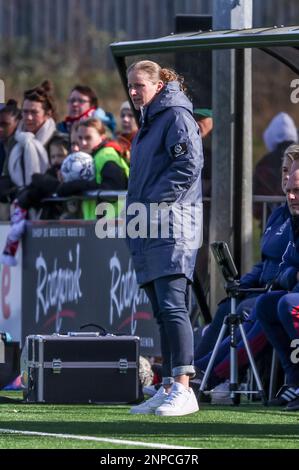 ENSCHEDE, NIEDERLANDE - FEBRUAR 26: Cheftrainer Suzanne Bakker von Ajax schaut während des Finales von TOTO KNVB Beker 1/8 zwischen dem FC Twente und Ajax auf dem Sportcampus Diekman am 26. Februar 2023 in Enschede, Niederlande (Foto von Marcel ter Bals/Orange Pictures) Stockfoto