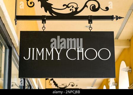 San Marcos, Texas - 2023. Februar: Unterschreiben Sie vor einem Fabrikverkaufszentrum für Jimmy Choo Stockfoto