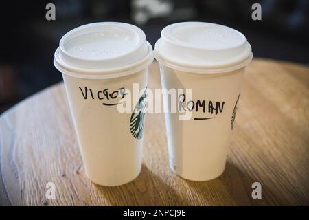 Pappkaffeetassen mit männlichen Namen bei Starbucks in Polen Stockfoto