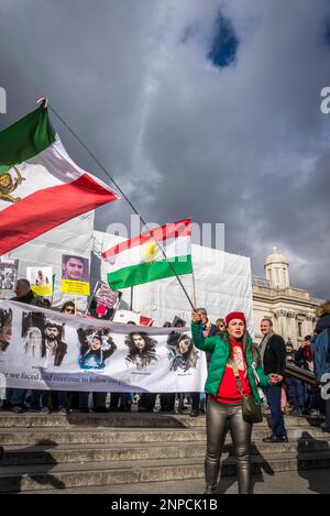 Frau, die auf die iranische Flagge am Trafalgar Square verzichtet, prodemokratischer iranischer Protest gegen die autokratische islamistische Regierung Irans, Zentrum von London, Stockfoto