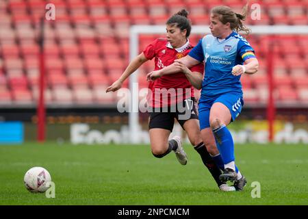 Leigh, Großbritannien. 26. Februar 2023. Sarah Wilson #5 von Durham Women konkurriert mit Lucia Garcia #17 von Manchester United um den Ball während des Vitality Women's FA Cup-Spiels Manchester United Women vs Durham Women FC im Leigh Sports Village, Leigh, Großbritannien, 26. Februar 2023 (Foto von Steve Flynn/News Images) in Leigh, Vereinigtes Königreich am 2/26/2023. (Foto: Steve Flynn/News Images/Sipa USA) Guthaben: SIPA USA/Alamy Live News Stockfoto