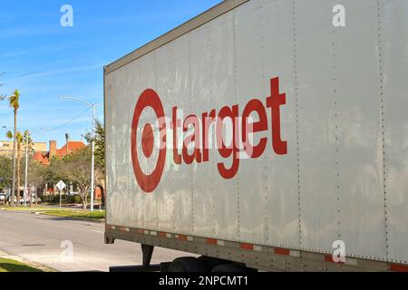 Galveston, Texas, USA - Februar 2023: Seitenansicht eines Gelenkwagens, der von der Zielkette betrieben wird. Stockfoto