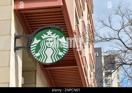 Austin, Texas, USA - Februar 2023: Unterschrift außen an einer Filiale der Starbucks Coffee Shops-Kette Stockfoto