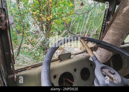 Kaputte Windschutzscheibe in einem alten verlassenen Auto Stockfoto