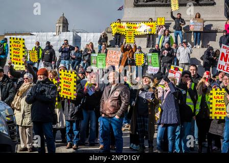 Anti-ULEZ-Demonstranten inszenieren Demonstrationen am Trafalgar Square, während sie Sadiq Khan wegen umstrittener Expansionspläne "verprügelt" fordern, London, UK 25/0 Stockfoto