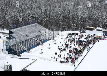 Planica, Slowenien. 26. Februar 2023. Nordic Ski: Weltmeisterschaft: Kombiniert, Team, gemischt, normal Hill, Sprung, Blick auf die leere Tribüne. Kredit: Daniel Karmann/dpa/Alamy Live News Stockfoto